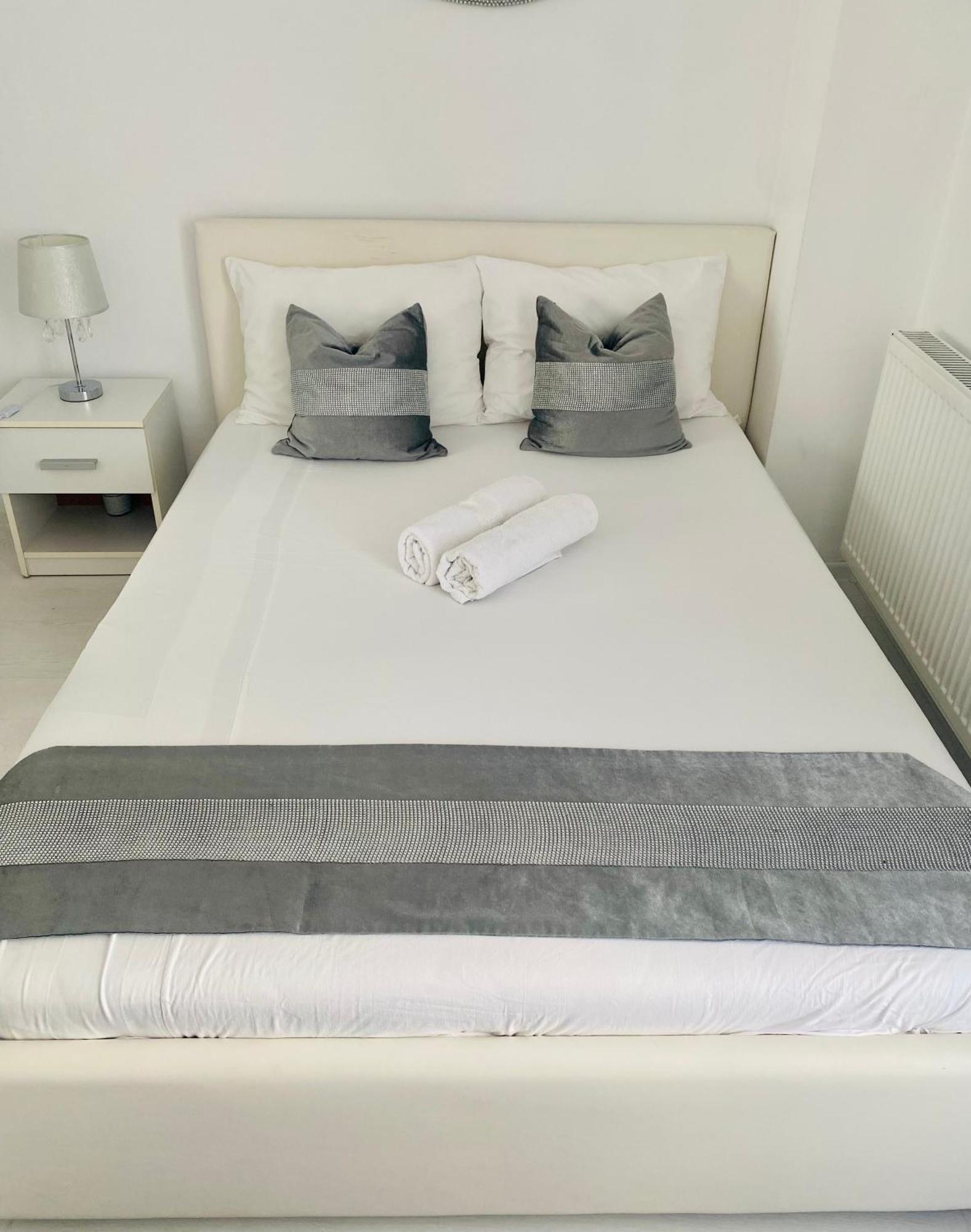 White Luxury Apartment Sibiu Bagian luar foto