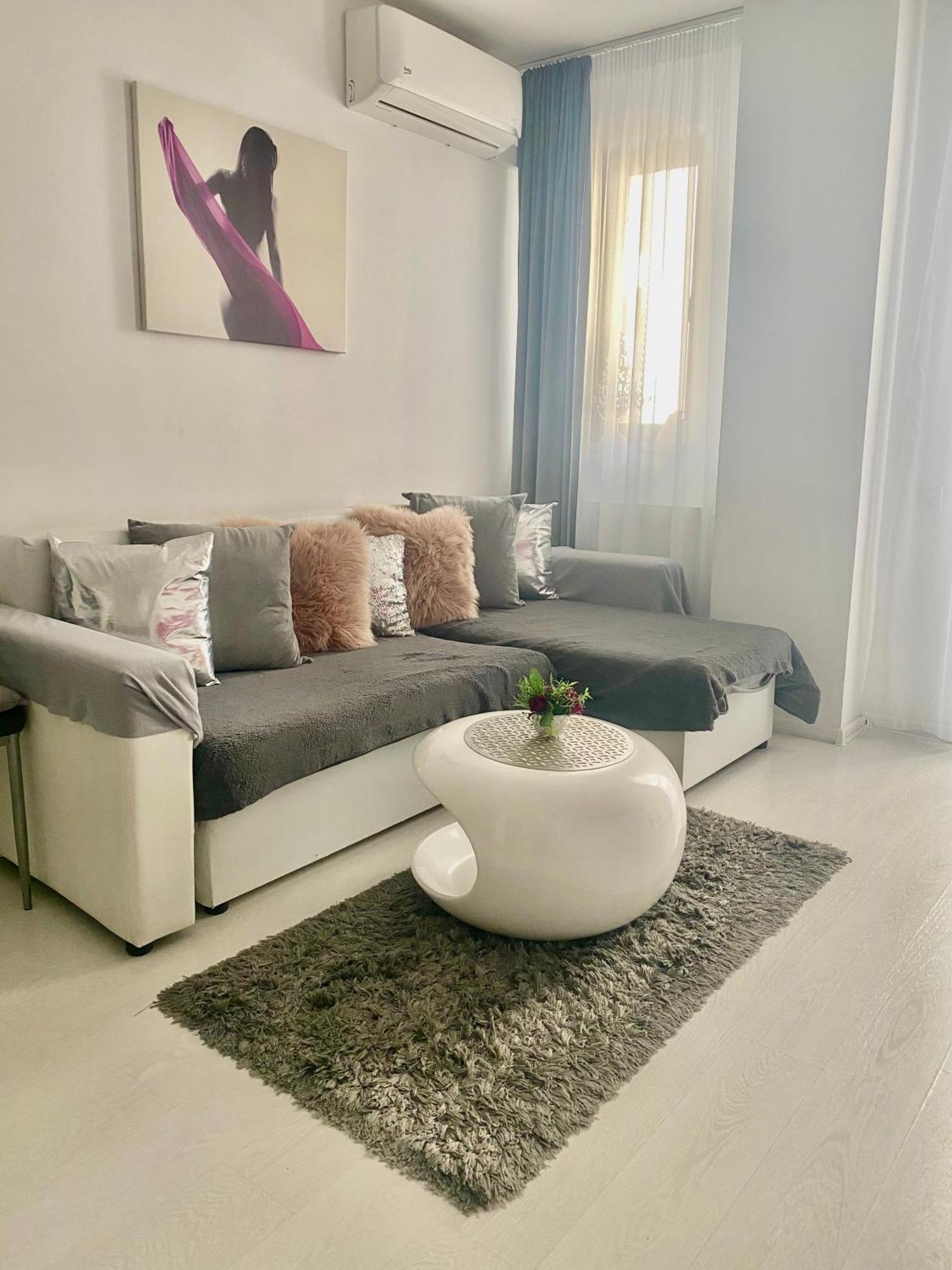 White Luxury Apartment Sibiu Bagian luar foto